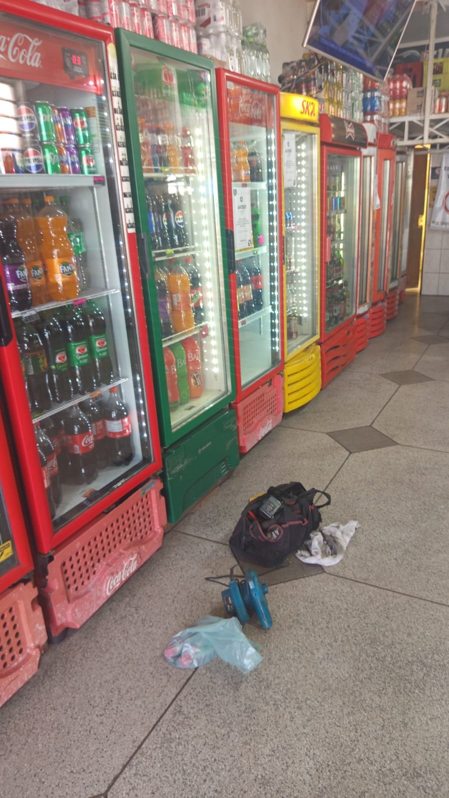Manutenção expositores Coca-Cola mercado Várzea Paulista